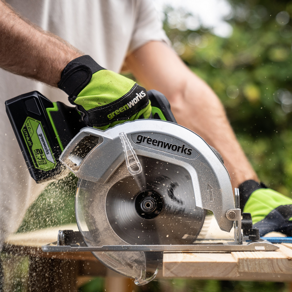 Аккумуляторная циркулярная пила Greenworks GD24CS б/щ  24v(без АКБ и З/У) - Пила имеет металлический и подвижный защитные кожухи. Съемный параллельный упор (слева/справа) обеспечивает прямые резы, а металлическая подошва – фронтальную разметку для контроля. Для выполнения резов под углом есть регулировка наклона пильной части в диапазоне 0-50°. Глубина реза регулируется в диапазоне 0–63 мм с помощью удобного флажкового фиксатора, расположенного слева и стальной направляющей со штампованным лимбом.