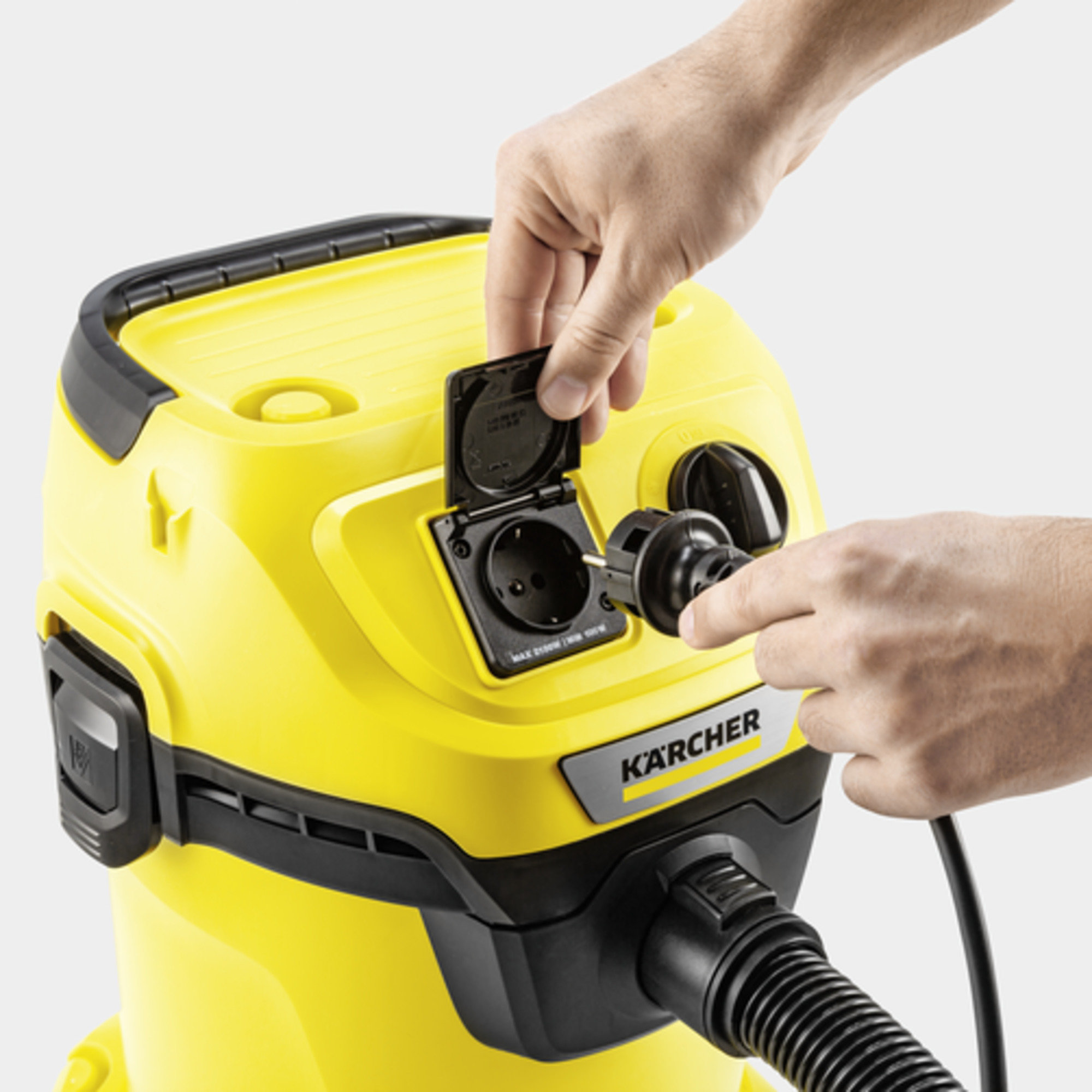 Хозяйственный пылесос Karcher WD 3 P V-17/4/20 - <h3>Штепсельная розетка с автоматикой включения / отключения для работы с электроинструментами</h3>
Немедленный сбор пыли и стружки, образующихся при строгании, пилении или шлифовании. Пылесос автоматически включается и выключается синхронно с электроинструментом.