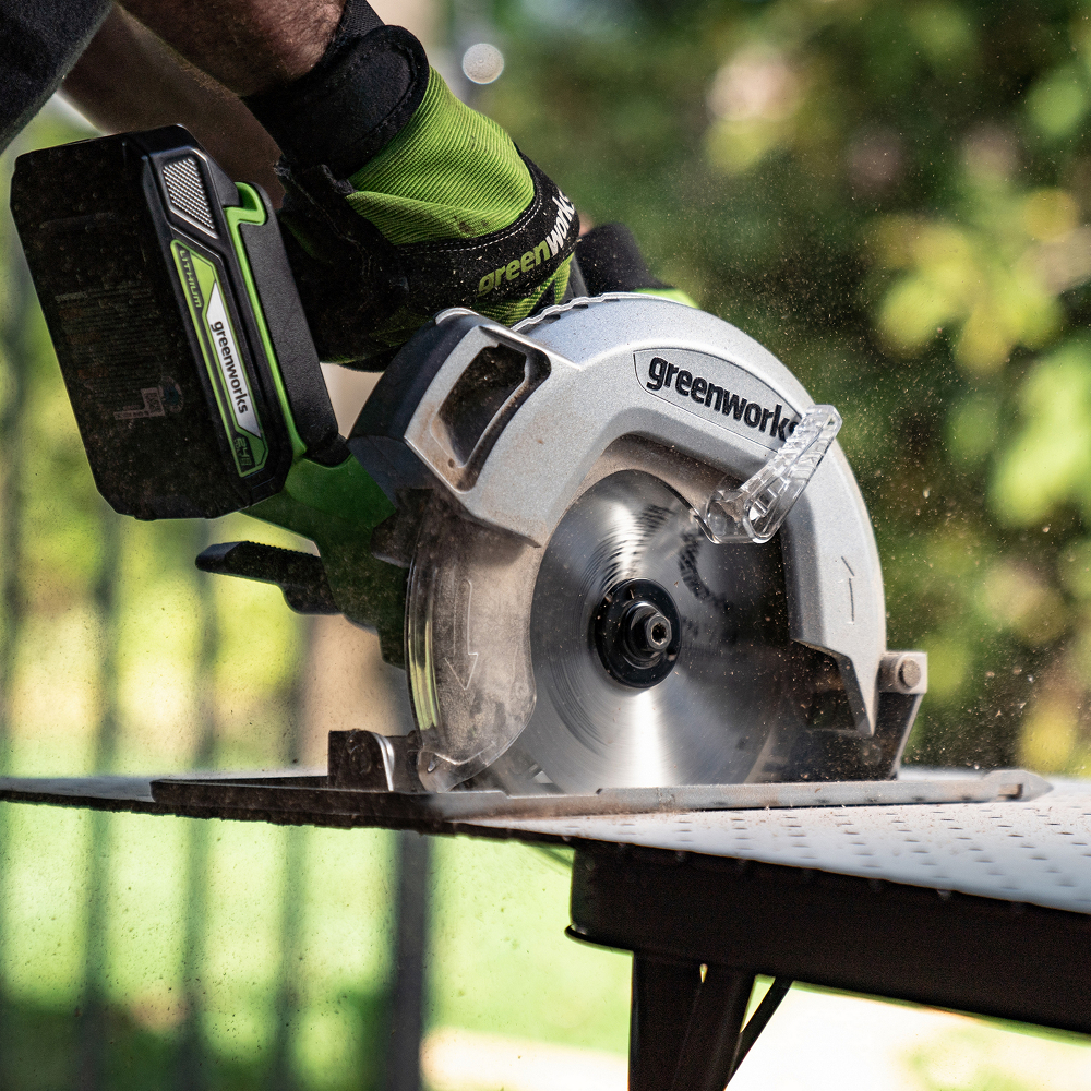 Аккумуляторная циркулярная пила Greenworks GD24CS б/щ  24v(без АКБ и З/У) - Пила имеет металлический и подвижный защитные кожухи. Съемный параллельный упор (слева/справа) обеспечивает прямые резы, а металлическая подошва – фронтальную разметку для контроля. Для выполнения резов под углом есть регулировка наклона пильной части в диапазоне 0-50°. Глубина реза регулируется в диапазоне 0–63 мм с помощью удобного флажкового фиксатора, расположенного слева и стальной направляющей со штампованным лимбом.