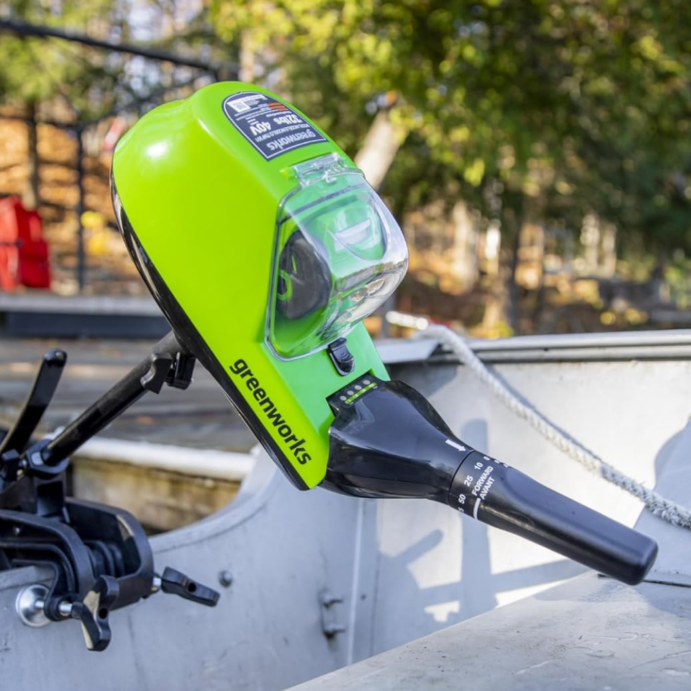 Аккумуляторный лодочный мотор Greenworks G40TM55, 40v (без АКБ и З/У) - Эта модель станет отличным выбором для любителей троллинговой ловли. Ее двигатель обеспечивает движение с небольшой скоростью, оптимальной для данного способа рыбалки. Электротяга составляет 25 кг, а максимальная скорость достигает 4,83 км/ч. Управление осуществляется удобным телескопическим румпелем.