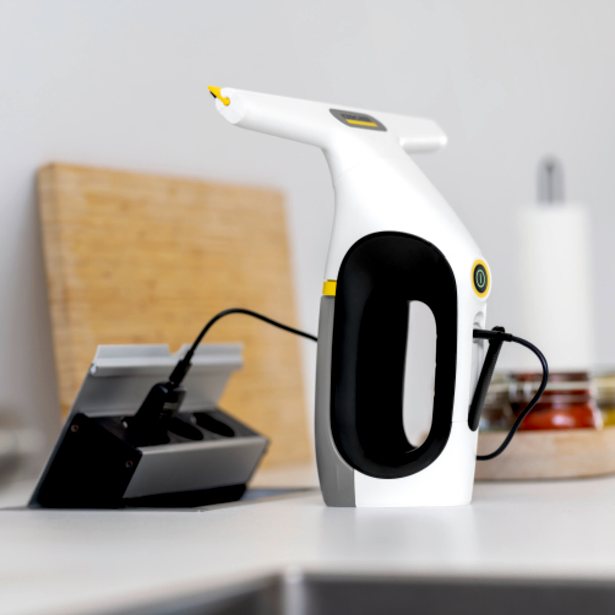 Аккумуляторный стеклоочиститель Karcher WV 2 Universal Care - <h3>360° Comfort!Clean</h3>
<p>
	 С помощью аккумуляторного стеклоочистителя удобно чистить поверхности в любом направлении – под наклоном, горизонтально или даже над головой.
</p>
