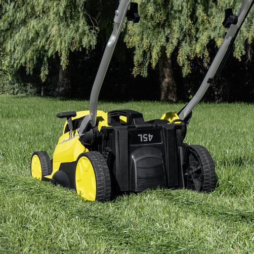 Аккумуляторная газонокосилка Karcher LMO 18-36 Battery - <h3>Малый вес и отличная маневренность</h3>
Газонокосилку легко перемещать даже по неровной поверхности. Высокая маневренность - легкое огибание имеющихся в саду препятствий.