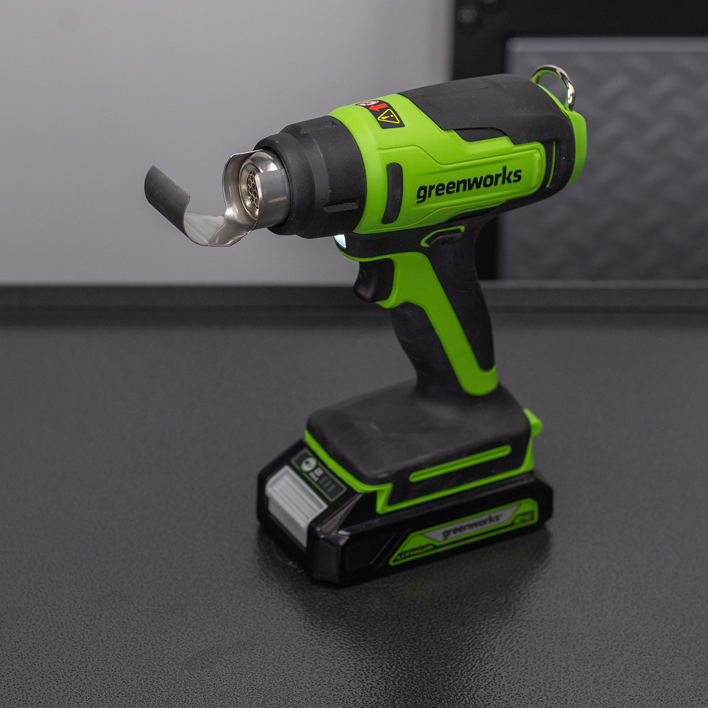 Аккумуляторный строительный фен Greenworks  G24HG, 24v (без АКБ и З/У) - Технический фен совместим со всеми стандартными насадками для снятия ЛКП, формовки, сжатия, сварки и других задач. Инструмент нагревается до рабочей температуры 550°C всего за 15 секунд. Для быстрой замены нагретых сопел предусмотрена фронтальная подвижная втулка. Фен безопасен в использовании благодаря встроенной защите от случайного запуска.