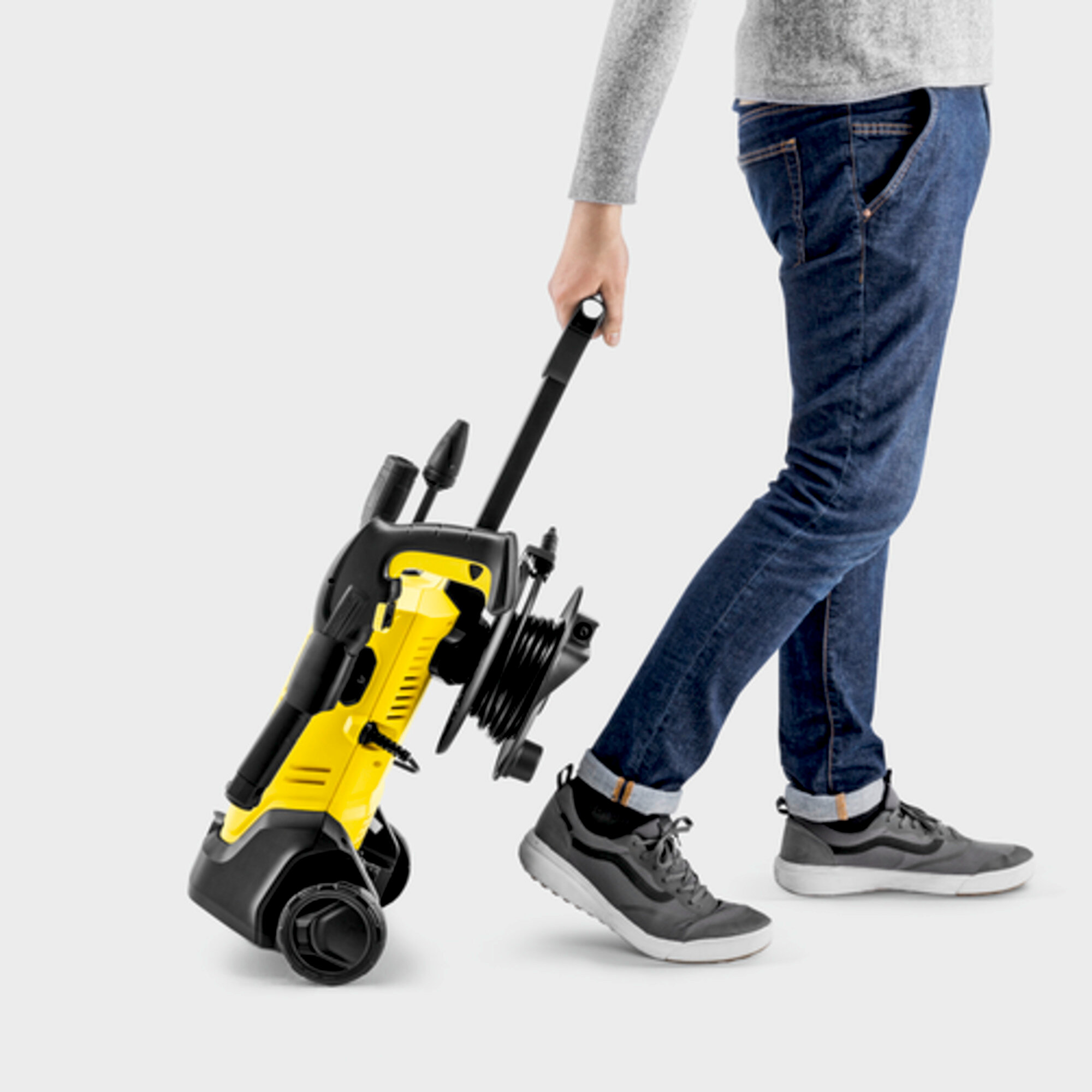 Мойка высокого давления Karcher K 3 Premium - <h3>Практичное хранение аксессуаров на аппарате</h3>
Для аккуратного хранения с экономией места: практичный барабан для шланга высокого давления обеспечивает ему оптимальную защиту и позволяет быстро приступить к работе.