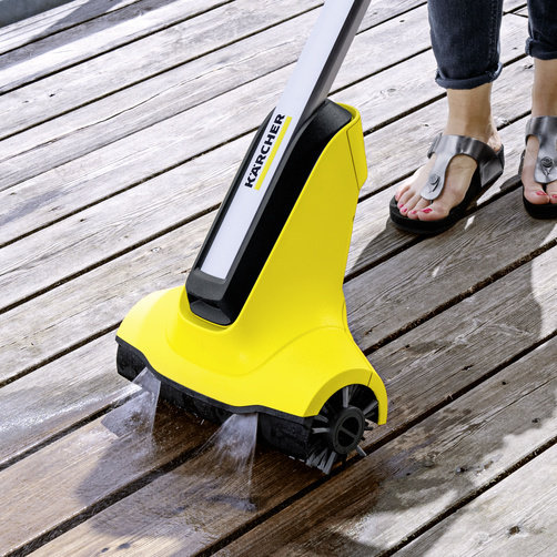 Аппарат для чистки террас Karcher PCL 4 - <h3>Две высококачественные роликовые щетки для деревянных поверхностей, входят в комплект поставки</h3>
Тщательная и равномерная чистка деревянных поверхностей снаружи дома с высокой производительностью по площади.