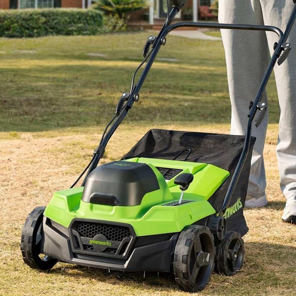 Аккумуляторный аэратор-скарификатор Greenworks GD40SC38II 38 см, б/щ, 40v (без АКБ и З/У) - Аэратор-скарификатор шириной 38 см и мощностью 750 Вт помогает ухаживать за газоном. Он оснащен 16 стальными ножами, которые развивают скорость до 3100 об/мин. Центральная регулировка глубины обработки, от -12 до +6 мм, позволяет настроить инструмент под любые задачи: от удаления мха до улучшения доступа воздуха к корням травы.