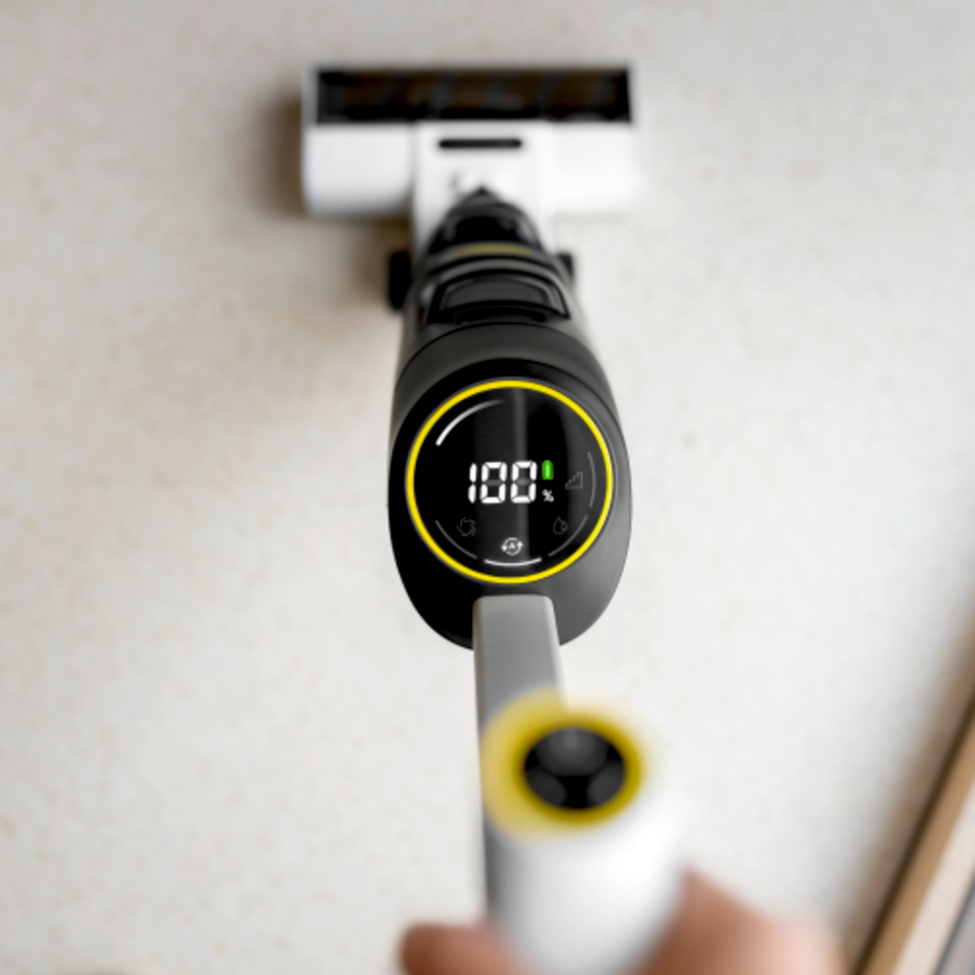 Вертикальный моющий пылесос Karcher FCV 4 Dry - <h3>Функция Xtra!Clean «3 в 1»: влажная уборка, всасывание и сушка</h3>
<p>
	 Уборка с экономией до 50 % времени* и гарантия идеальной чистоты за счет интегрированной функции всасывания, позволяющей обойтись без предварительной уборки пылесосом. 4 режима уборки для устранения любых загрязнений — даже стойких, а также больших объемов жидкостей. Оптимальная адаптация к различным напольным покрытиям и очистка вплотную к стенам. Возможность очистки ковров и ковровых дорожек в режиме сухой уборки.
</p>