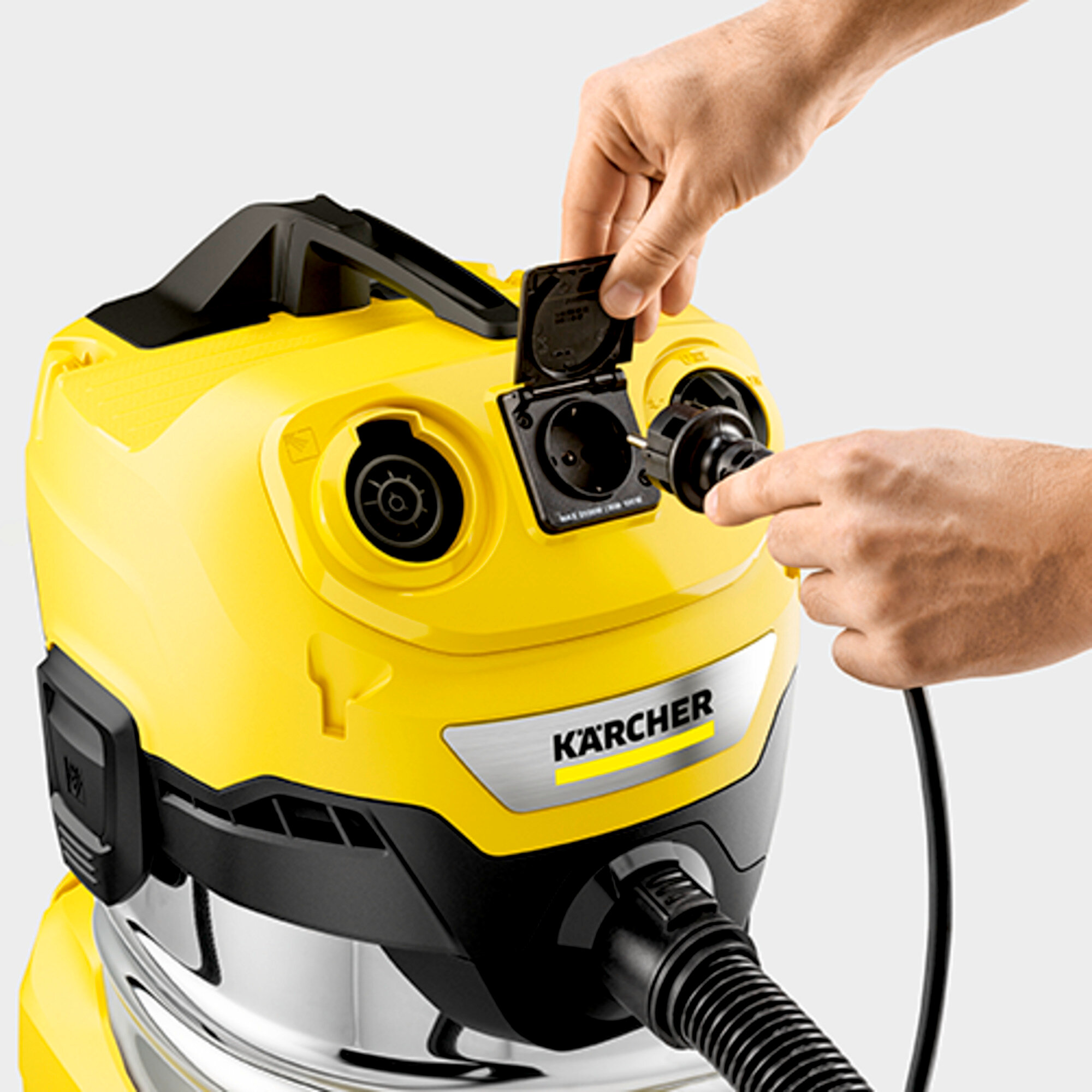 Хозяйственный пылесос Karcher WD 4 P S V-20/5/22 - <h3>Штепсельная розетка с автоматикой включения / отключения для работы с электроинструментами</h3>
Немедленный сбор пыли и стружки, образующихся при строгании, пилении или шлифовании. Пылесос автоматически включается и выключается синхронно с электроинструментом.