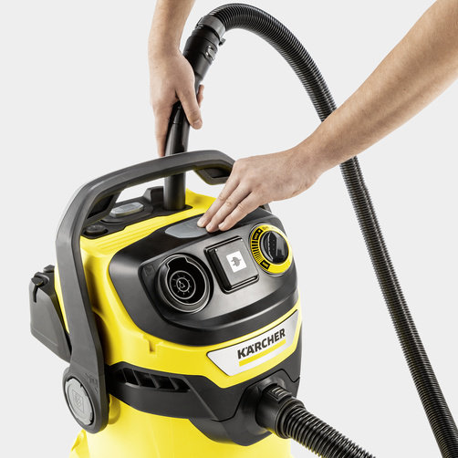 Хозяйственный пылесос Karcher WD 6 P V-25/8/22/T - <h3>Штепсельная розетка с автоматикой включения / отключения для работы с электроинструментами</h3>
Немедленный сбор пыли и стружки, образующихся при строгании, пилении или шлифовании. Пылесос автоматически включается и выключается синхронно с электроинструментом.