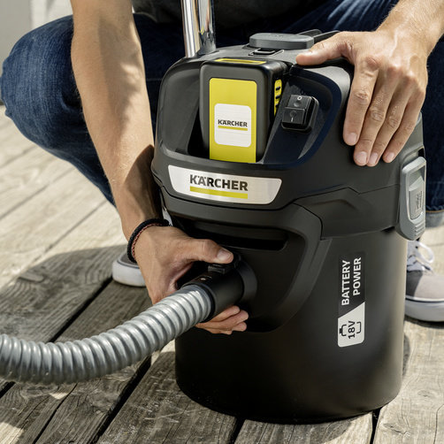 Аккумуляторный пылесос для сбора золы Karcher AD 2 Battery - <h3>Сменный аккумулятор Karcher Battery Power 18 В</h3>
<p>
	 Максимальная свобода движений благодаря отсутствию кабеля. Технология Real Time с ЖК-дисплеем для отображения состояния заряда аккумулятора. Совместимость со всеми аппаратами Karcher на аккумуляторной платформе Battery Power 18 В.
</p>