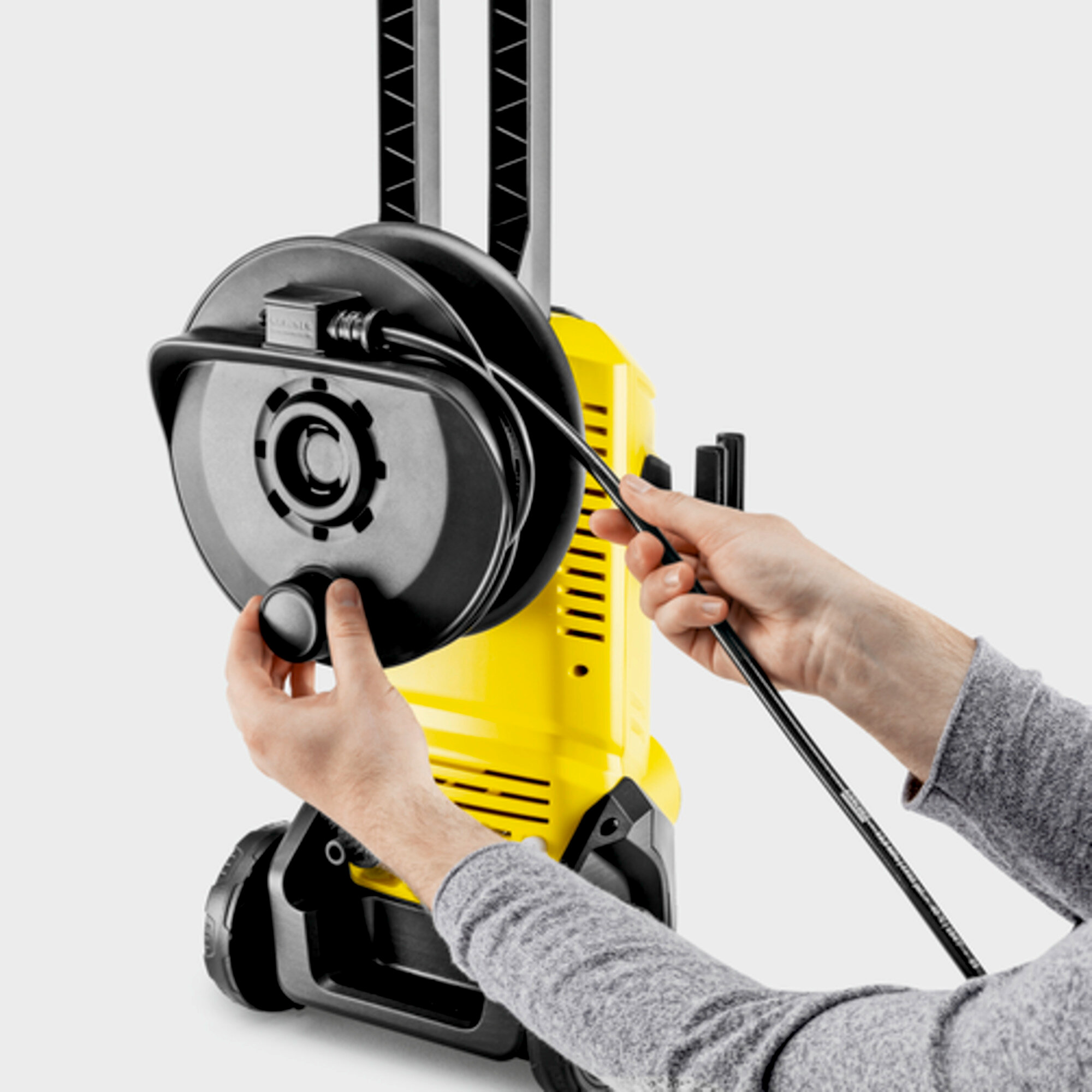 Мойка высокого давления Karcher K 3 Premium - <h3>Практичное хранение аксессуаров на аппарате</h3>
Для аккуратного хранения с экономией места: практичный барабан для шланга высокого давления обеспечивает ему оптимальную защиту и позволяет быстро приступить к работе.