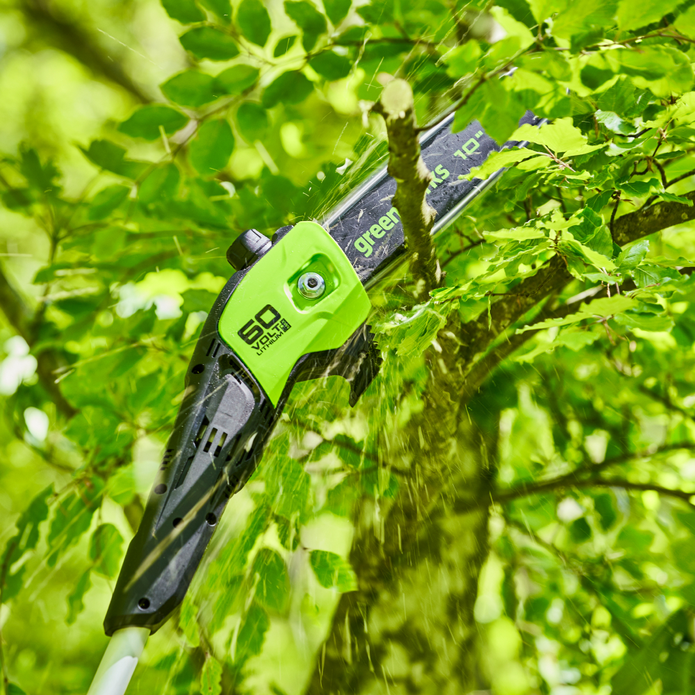 Аккумуляторный высоторез/сучкорез Greenworks GD60PST25, 25 см, б/щ, 60v (без АКБ и З/У) - Высоторез с максимальной рабочей длиной 274 см позволяет безопасно работать с высокими ветвями без использования лестниц. Трехсекционная телескопическая штанга обеспечивает удобную регулировку длины.Инструмент оснащен шиной 20 см с автоматической смазкой цепи. Натяжение цепи выполняется при помощи инструмента, что обеспечивает оптимальное натяжение режущего элемента для эффективной работы.