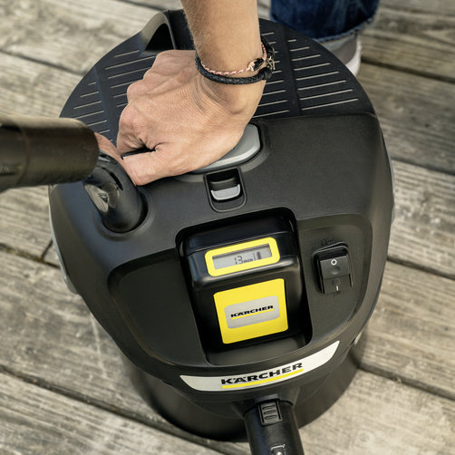 Аккумуляторный пылесос для сбора золы Karcher AD 2 Battery - <h3>Сменный аккумулятор Karcher Battery Power 18 В</h3>
<p>
	 Максимальная свобода движений благодаря отсутствию кабеля. Технология Real Time с ЖК-дисплеем для отображения состояния заряда аккумулятора. Совместимость со всеми аппаратами Karcher на аккумуляторной платформе Battery Power 18 В.
</p>