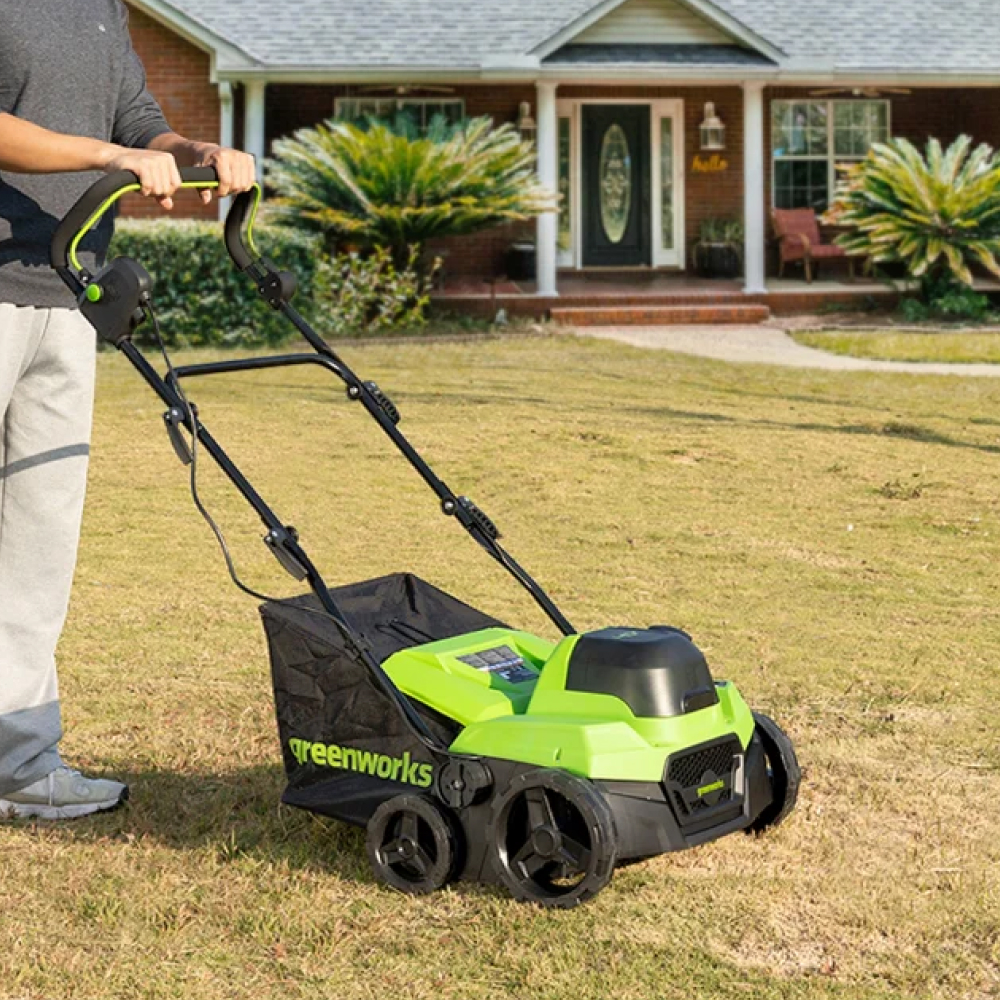 Аккумуляторный аэратор-скарификатор Greenworks GD40SC38II 38 см, б/щ, 40v (без АКБ и З/У) - Аэратор-скарификатор шириной 38 см и мощностью 750 Вт помогает ухаживать за газоном. Он оснащен 16 стальными ножами, которые развивают скорость до 3100 об/мин. Центральная регулировка глубины обработки, от -12 до +6 мм, позволяет настроить инструмент под любые задачи: от удаления мха до улучшения доступа воздуха к корням травы.